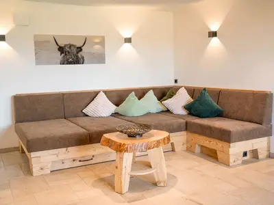 Wohnbereich mit Sofa Fewo Bergblick