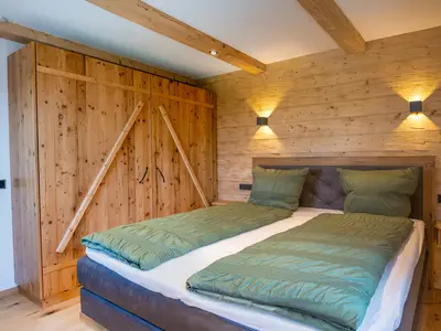 Schlafzimmer mit Doppelbett und Schrank Fewo Bergblick