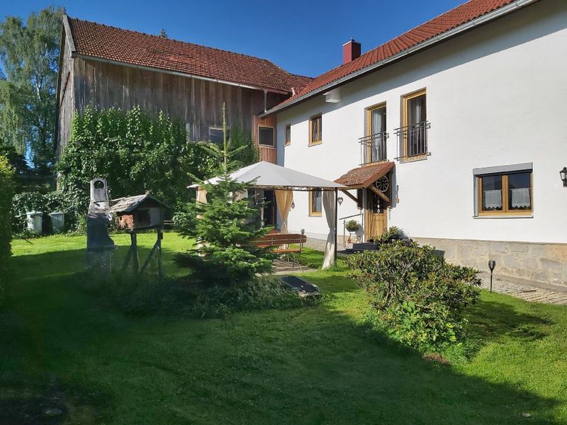 Garten. Gemütlicher Sitzplatz unter dem Pavillion