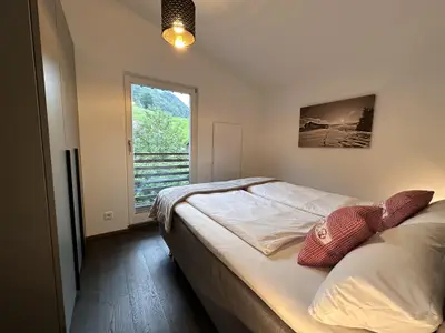 Schlafzimmer mit großem Schrank
