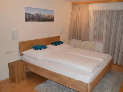 Schlafzimmer mit Balkon und Blick in den Hof
