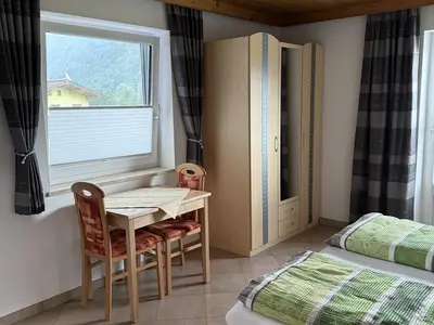 Schlafzimmer 1
