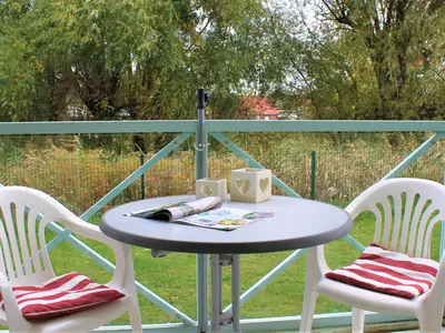 Möblierter, überdachter Balkon