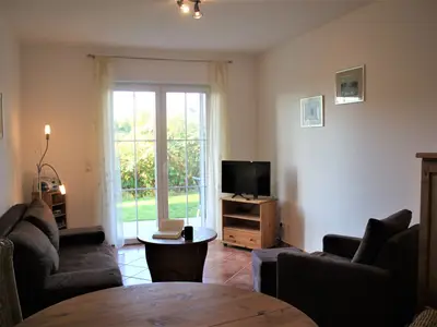 Wohnzimmer mit Zugang zum Balkon