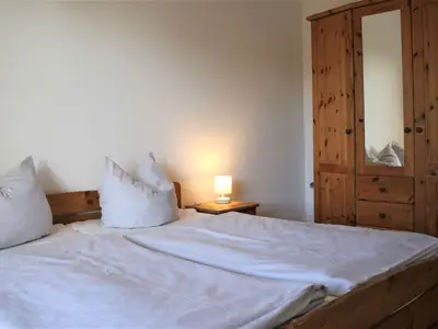 Schlafzimmer mit Doppelbett