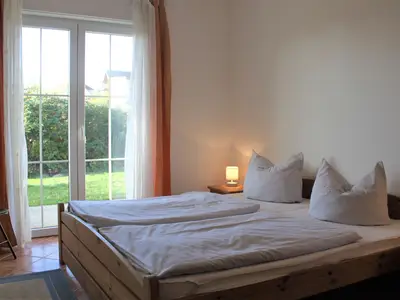 Schlafzimmer mit Zugang zum Balkon