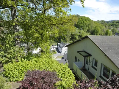 Blick vom Parkplatz oben auf das Haus