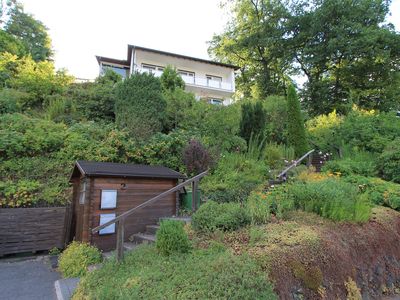 Haus von unten mit Fahrradschuppen