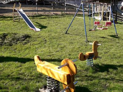 Fichtenholzwippe auf eigenem Spielplatz