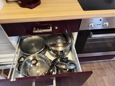 Töpfe in Küche