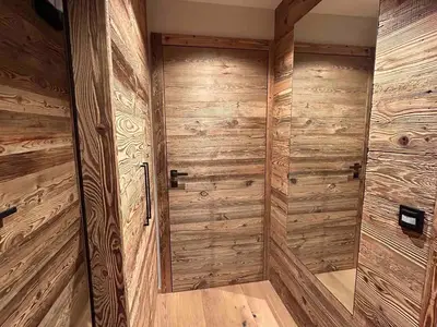 Eingangsbereich mit Altholzverkleidungen