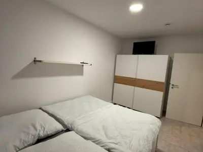 Schlafzimmer 2, Bett + Kleiderschrank