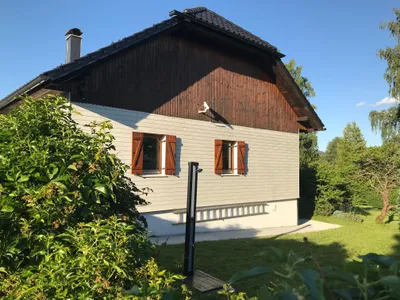 Blick in den Garten mit Solardusche