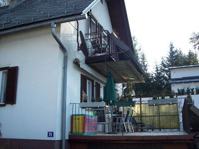 Haus mit Terrasse und Balkon