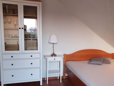 Zusätzliches Bett (1,60 x 2 m) im kombinierten Wohn-/Schlafraum