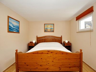 Schlafzimmer mit Doppelbett und Nachtschrank