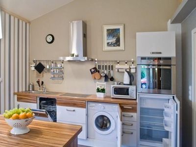 Küche mit Waschmaschine und Geschirrspüler