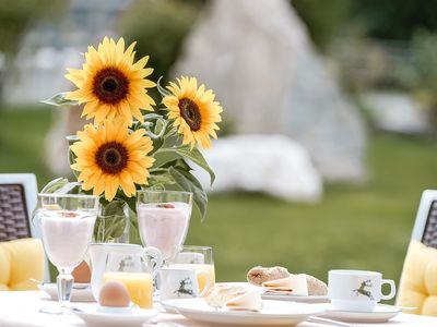 Guten-Morgen-Frühstück im ruhigen Garten