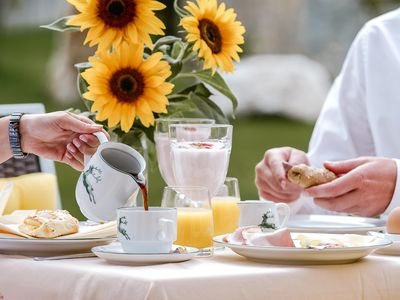 Guten-Morgen-Frühstück im ruhigen Garten