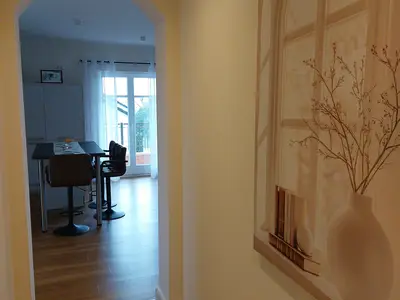 Blick vom Flur in das Wohnzimmer