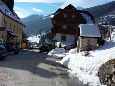 Appartementhaus im Winter