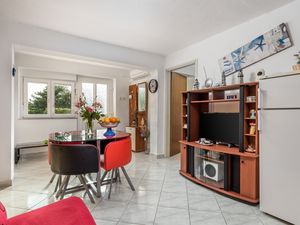 22067563-Ferienwohnung-4-Klenovica-300x225-1