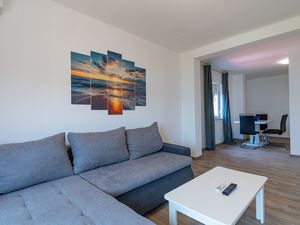 18321433-Ferienwohnung-4-Klenovica-300x225-3