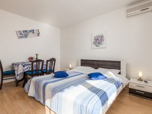 18323798-Ferienwohnung-4-Klenovica-300x225-2