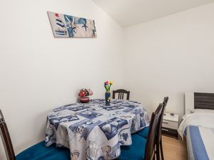 18323798-Ferienwohnung-4-Klenovica-300x225-5