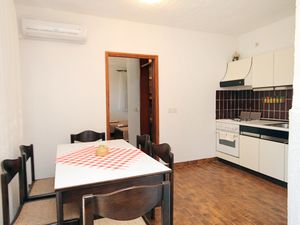 23928532-Ferienwohnung-3-Klenovica-300x225-2