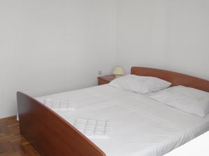 23928604-Ferienwohnung-4-Klenovica-300x225-3