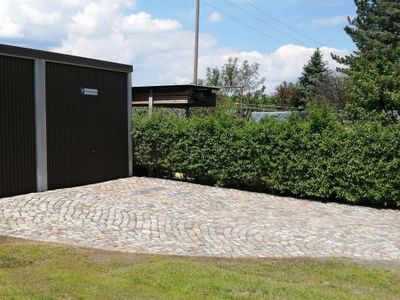 Garage und Stellplatz