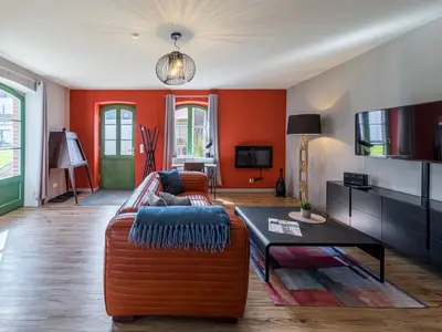 Ferienwohnung Müritzperle Klink Blick ins Wohnzimmer mit roter Couch