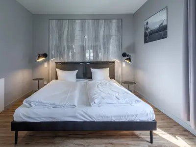 Ferienwohnung Müritzperle Klink Schlafzimmer mit Doppelbett und Wandlampen