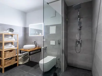 Ferienwohnung Müritzperle Klink modernes Badezimmer mit Regal und offener Dusche