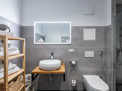 Ferienwohnung Müritzperle Klink Badezimmer in modernem Stil mit Ablagemöglichkeiten