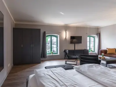 Ferienwohnung Heimathafen Klink Ausblick vom Bett in den Raum hinein zum Kleiderschrank