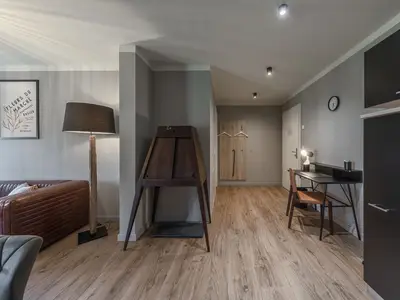 Ferienwohnung Heimathafen Klink Eingangsbereich mit Garderobe und Schreibtisch