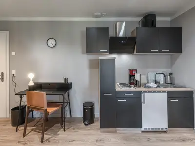 Ferienwohnung Heimathafen Klink Küchenzeile und Schreibtisch