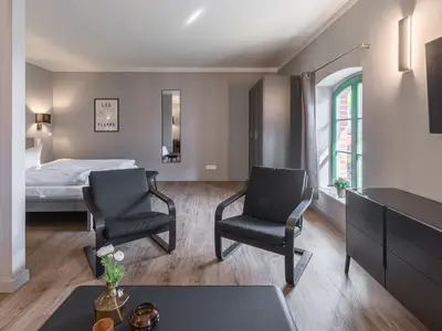 Ferienwohnung Heimathafen Klink Wohnzimmer mit Couch und Sessel