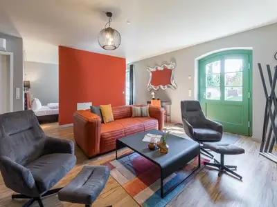 Ferienwohnung Wellenklang Klink Wohnbereich mit Couch und Sesseln