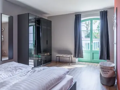 Ferienwohnung Wellenklang Klink Kleiderschrank und Ausblick in den Garten