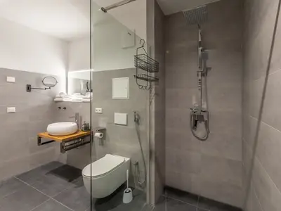 Ferienwohnung Wellenklang Klink modernes Bad mit offener Glasdusche mit Wellnessbrause
