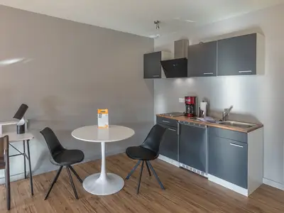 Ferienwohnung Müritznest Klink Küchenzeile mit Kochfeld, Kaffeemaschine und Kühlschrank