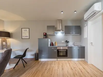 Ferienwohnung Wellenklang Klink - Küchenzeile mit rundem Esstisch