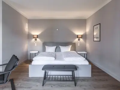 Ferienwohnung Heimathafen Klink - großes Doppelbett mit Wandbeleuchtung