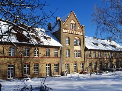 Die schneebedeckte Gartenseite des Gutshauses