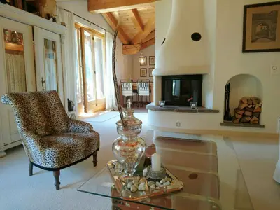 Wohnzimmer mit Kamin und Sicht zum Essplatz