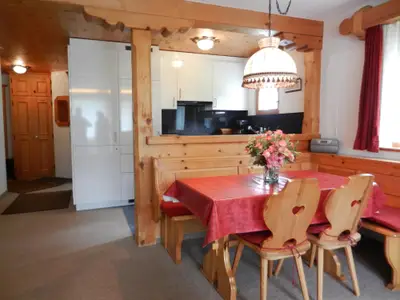 Esstisch und offene Küche