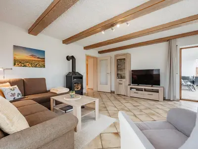 Wohnzimmer mit Kaminofen, Smart TV und Ausgang zur überdachten Terrasse!